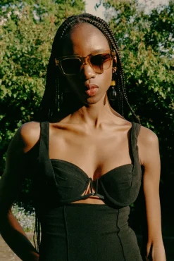 KIMEZE Mahi Sunglasses in Dark | Sunglasses